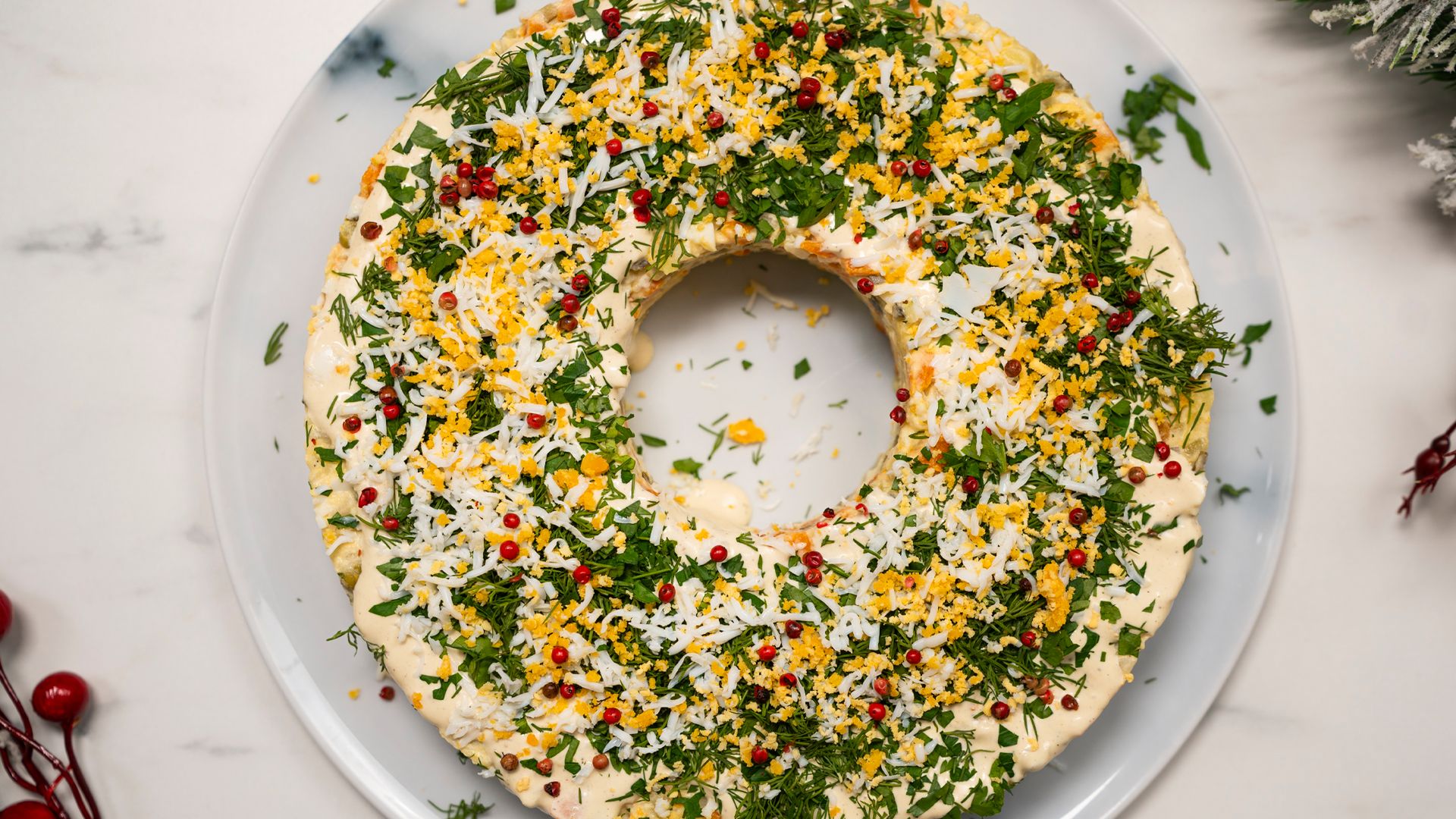 Sałatka jarzynowa podana w ten sposób wygląda jak dzieło sztuki. Trudno oderwać wzrok