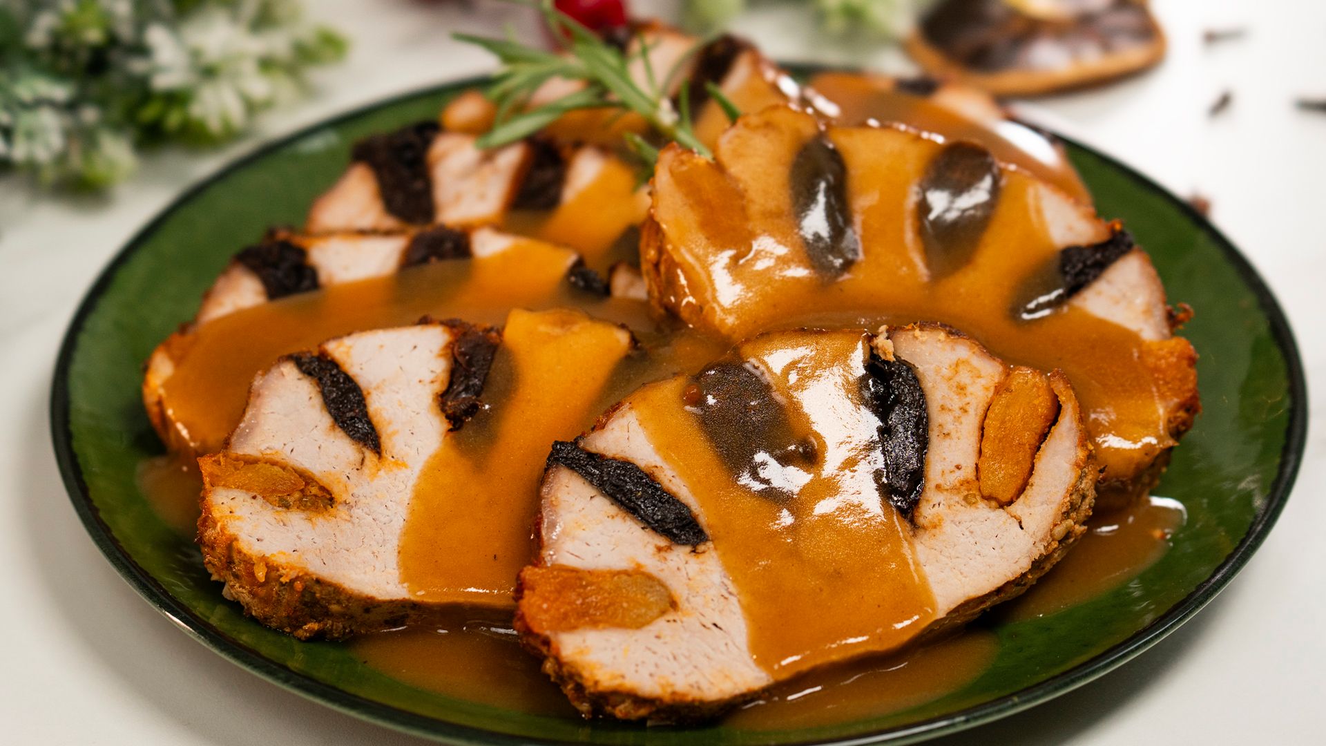 Podaję go na świąteczny obiad i wszyscy się zachwycają. Soczysty, delikatny i rozpada się pod widelcem