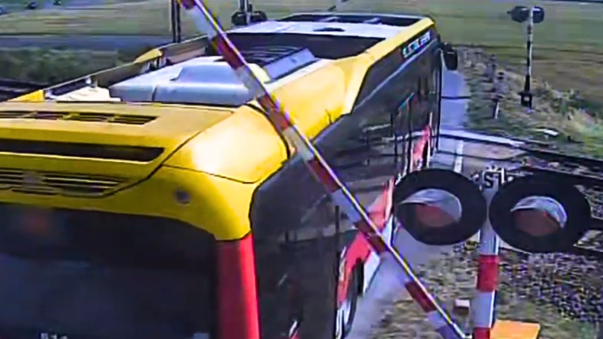 Myślał, iż zaoszczędzi czas. Utknął na przejeździe kolejowym