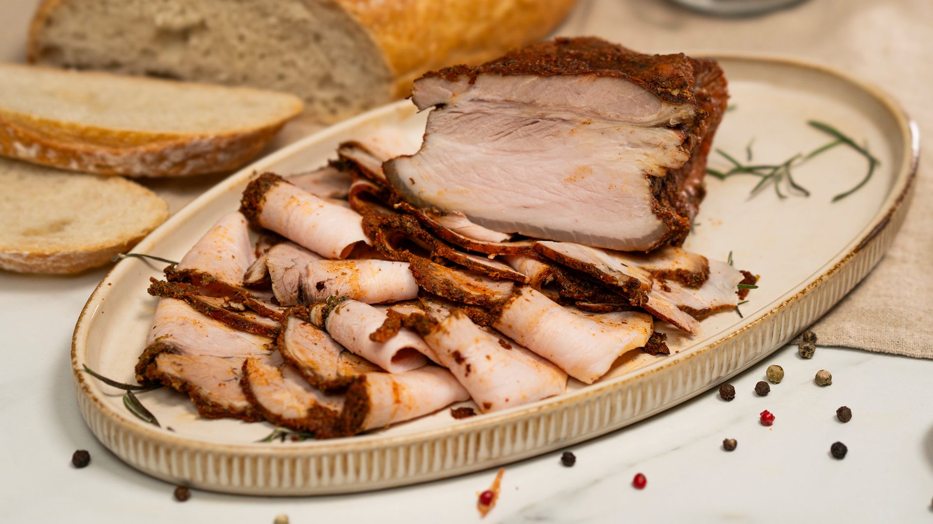 Surowy boczek gotuję w łupinach cebuli. Domową wędliną zajada się cała rodzina