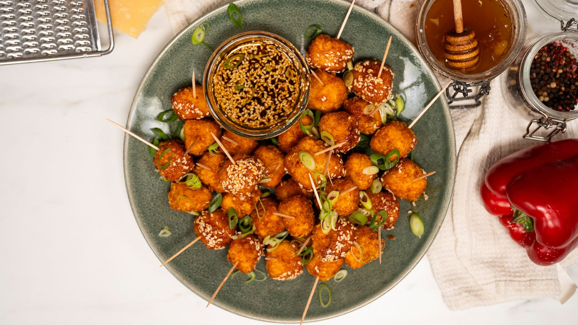 Serowe bites'y z sosem miodowo-sojowym. Są tak dobre, iż znikają w mgnieniu oka