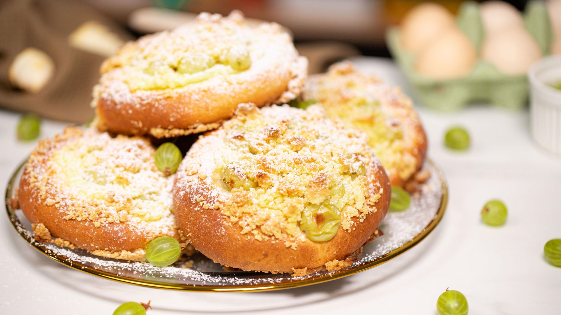 Najlepszy przepis na drożdżówki z agrestem i budyniem. Konkurencja dla jagodzianek