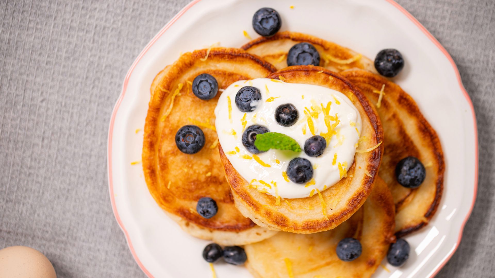 Wyrośnięte racuchy bez drożdży. Ekspresowe śniadanie na słodko lub deser