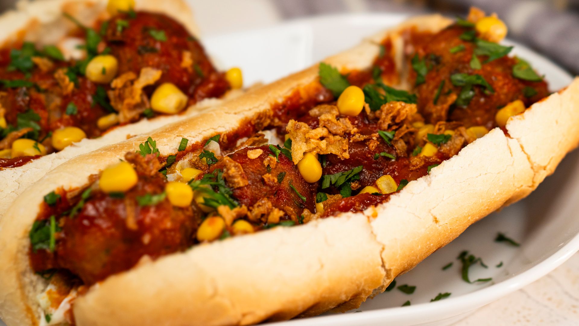 Hot dogi na wypasie. Zamiast kiełbaski postaw na klopsiki w aromatycznym sosie pomidorowym