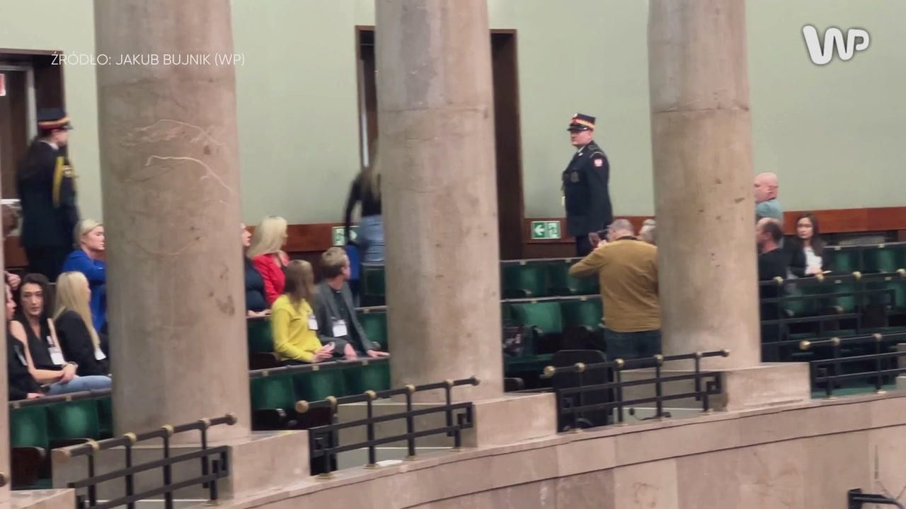 Sejm nie odrzucił weta Nawrockiego. Aktywistka wyrzucona z sali