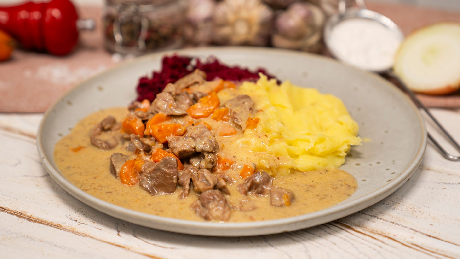 Gulasz z żołądków z buraczkami i ziemniakami. Smakuje jak u babci