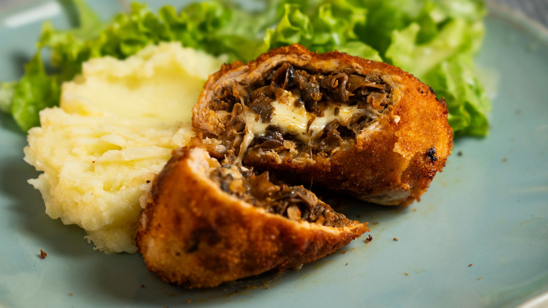 Chrupiące roladki schabowe skrywają farsz, który nigdy nie zawodzi. Świetnie pasują do nich wszystkie dodatki