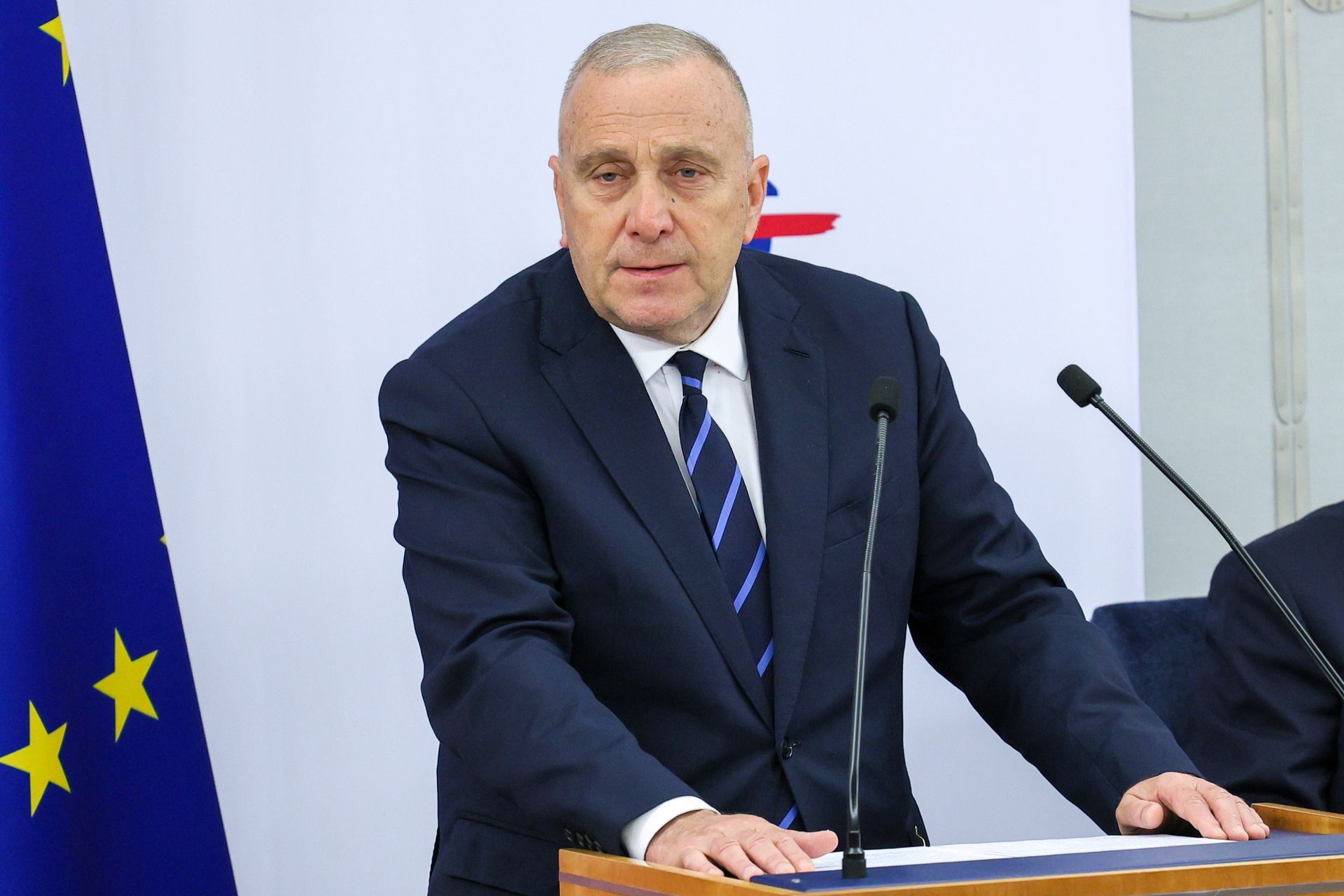 Wyborcy KO odpłynęli. Schetyna chce trafić do młodych