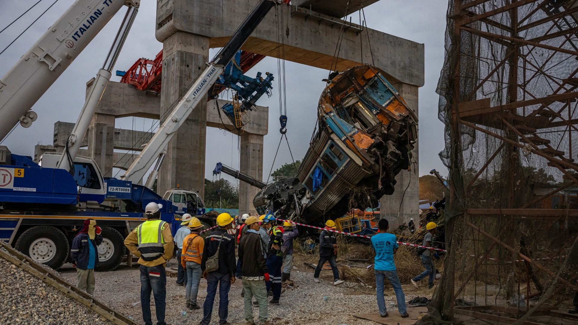 Tragiczne sceny w Tajlandii. Dźwig runął na pociąg. Nie żyją 32 osoby