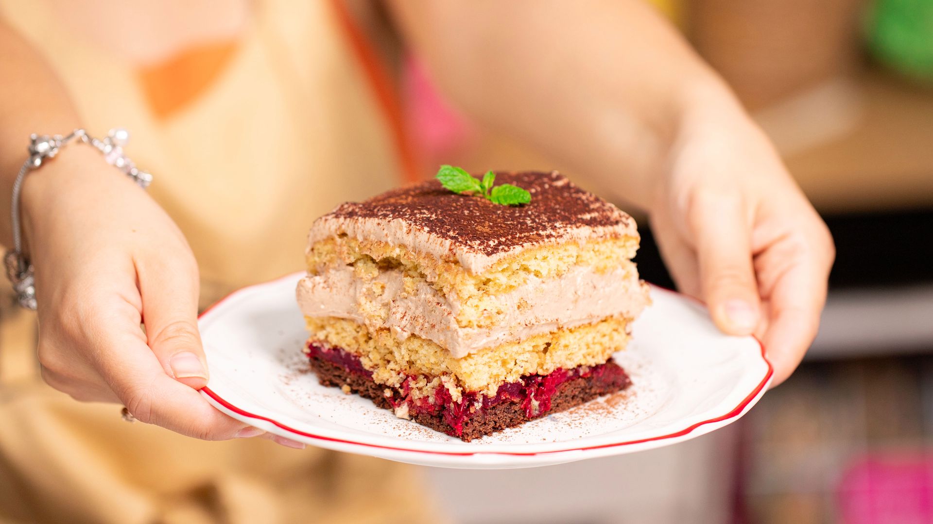 Czekoladowy wiśniowiec smakuje jak z najlepszej cukierni. Połączenie pianki i frużeliny to czysta poezja smaków