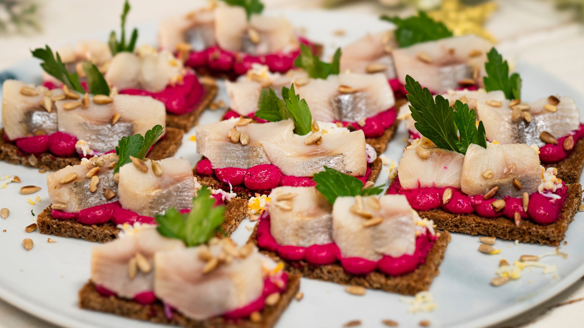 Zamiast kolejnej sałatki, zrób mini kanapki z pastą buraczaną i śledziem. Nikt nie będzie narzekał