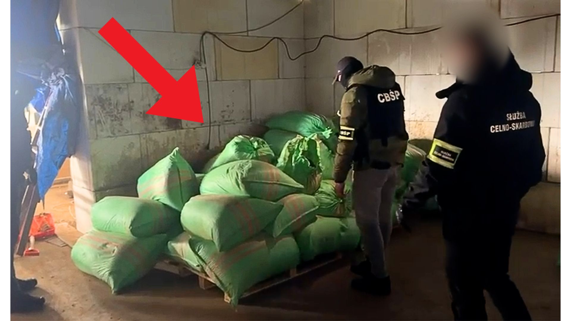 Mieli sprzedawać meble. Nagrali, co odkryli w magazynie w Łódzkiem