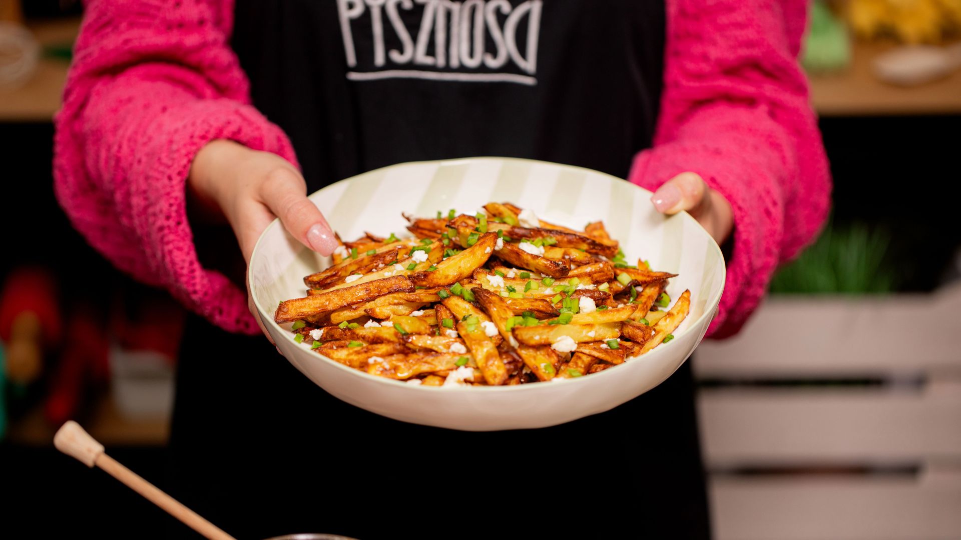 Frytki polewam miodem i dorzucam słony ser. Na zwykłe ziemniaczki choćby nie patrzę