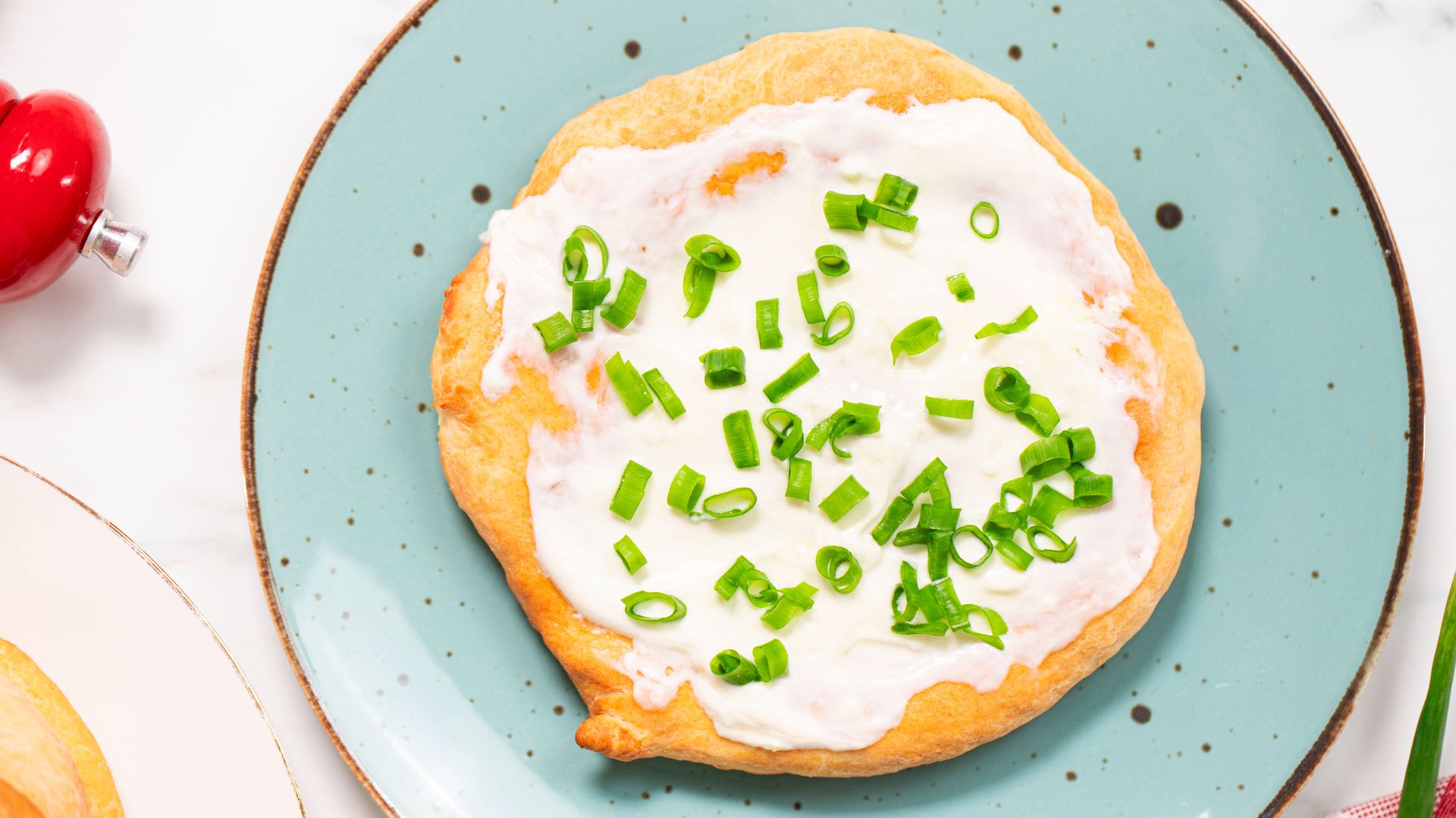 Langosz w lżejszym wydaniu. Mniej tłuszczu, a efekt chrupkości ten sam