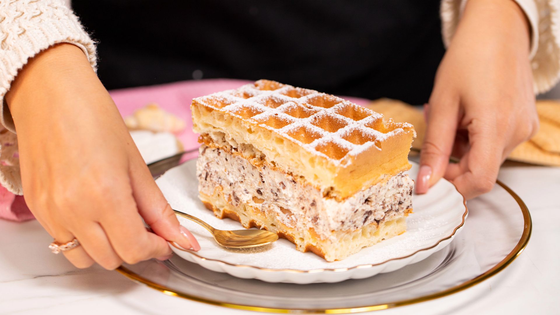 Ciasto z kremem stracciatella na gofrach. Na jednym kawałku na pewno się nie skończy