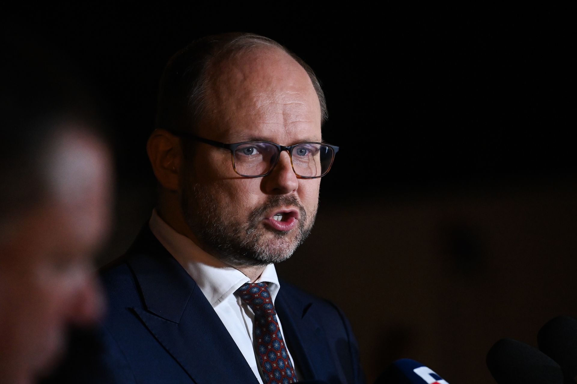 Ograniczenie ruchu lotniczego. Marcin Przydacz potwierdza decyzję