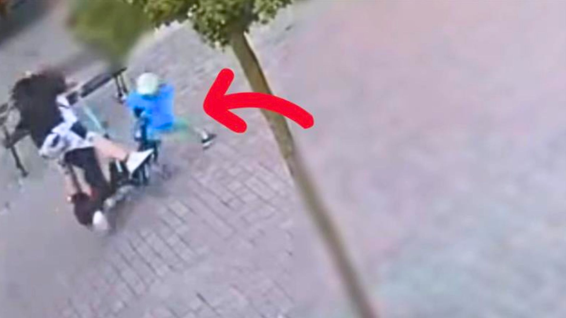 Jechali we dwoje hulajnogą. Finał mógł być tylko jeden