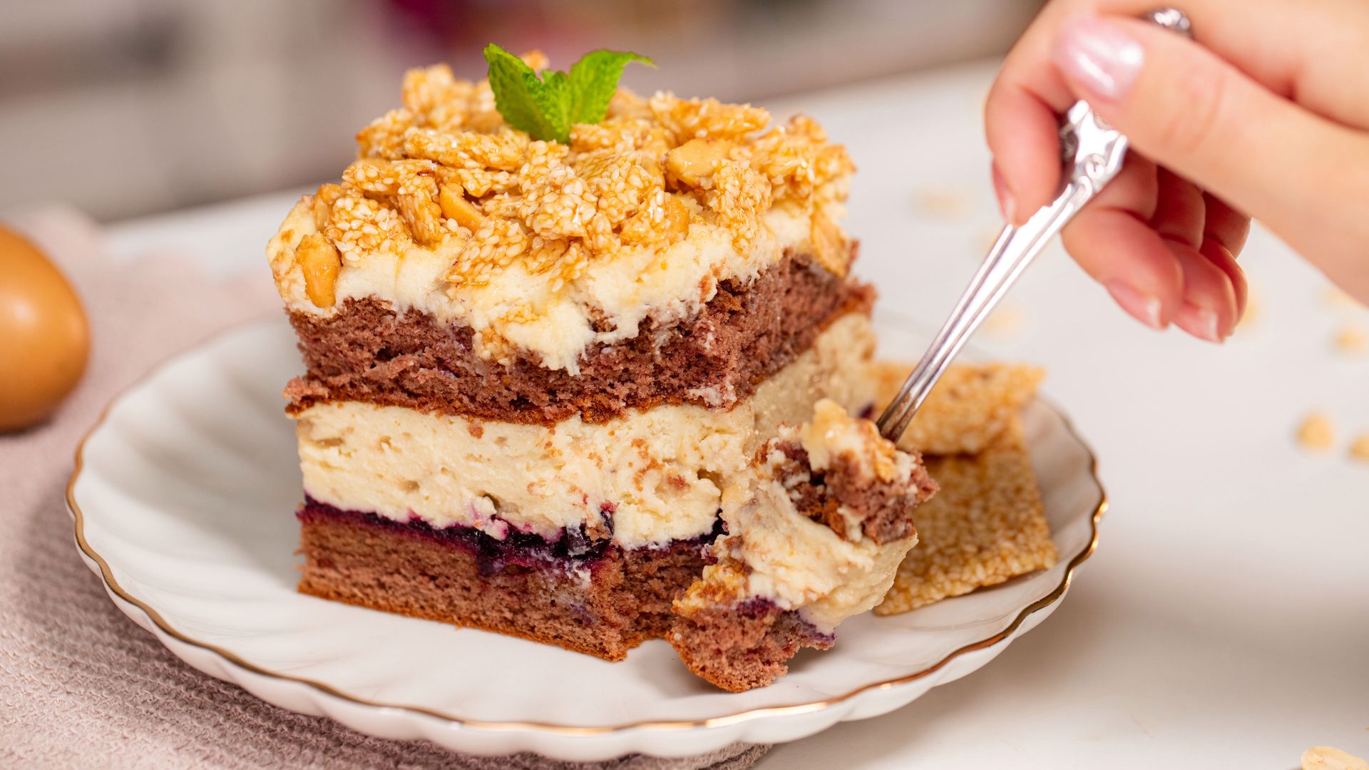 Warstwowe ciasto z kremem chałwowym, orzeszkami i sezamkami. Prawdziwe mistrzostwo