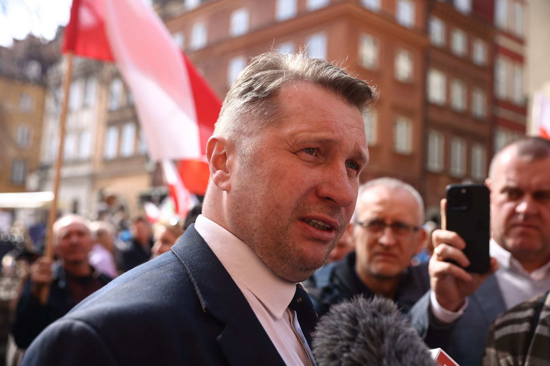 "Jest absurdalny". Poeta bije w Malarza po akcji w szpitalu