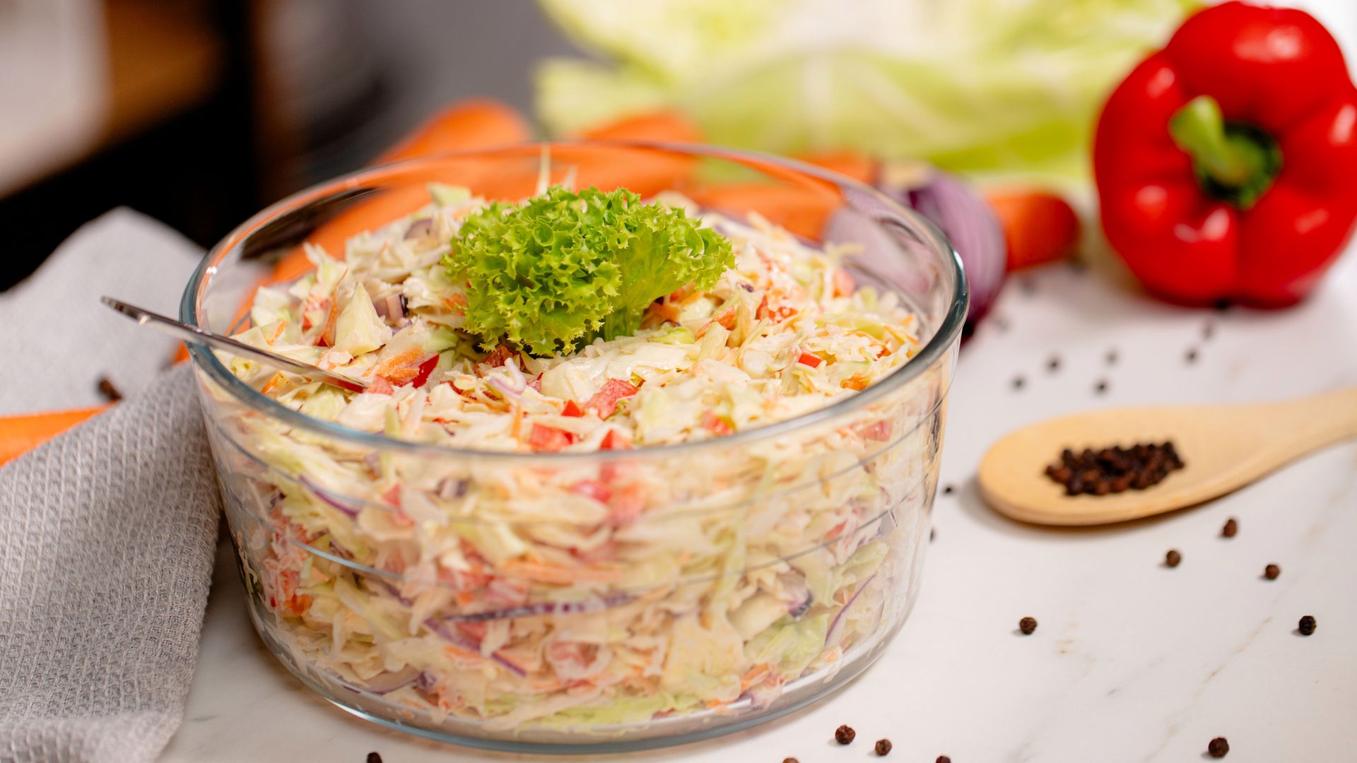 Letnia surówka obiadowa w 5 minut. Hit z młodą kapustą