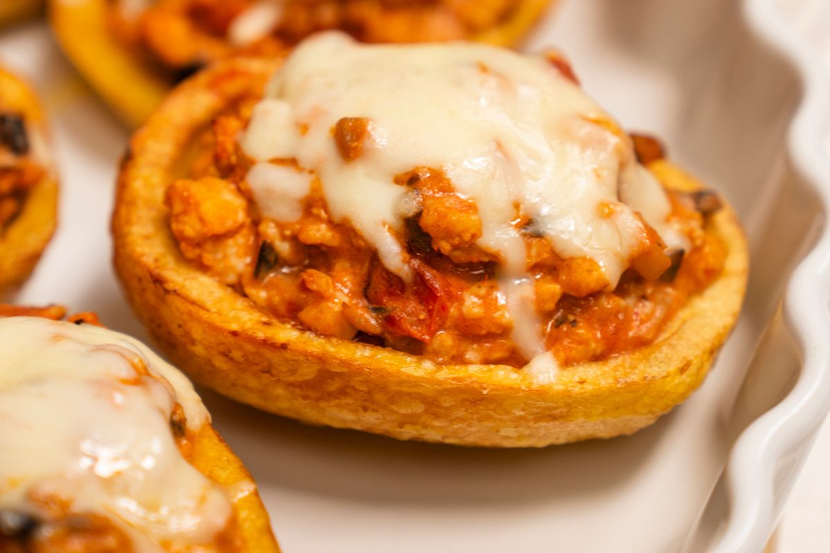 Wydrążone ziemniaki napełniam pysznym farszem. choćby dzieci chcą dokładkę