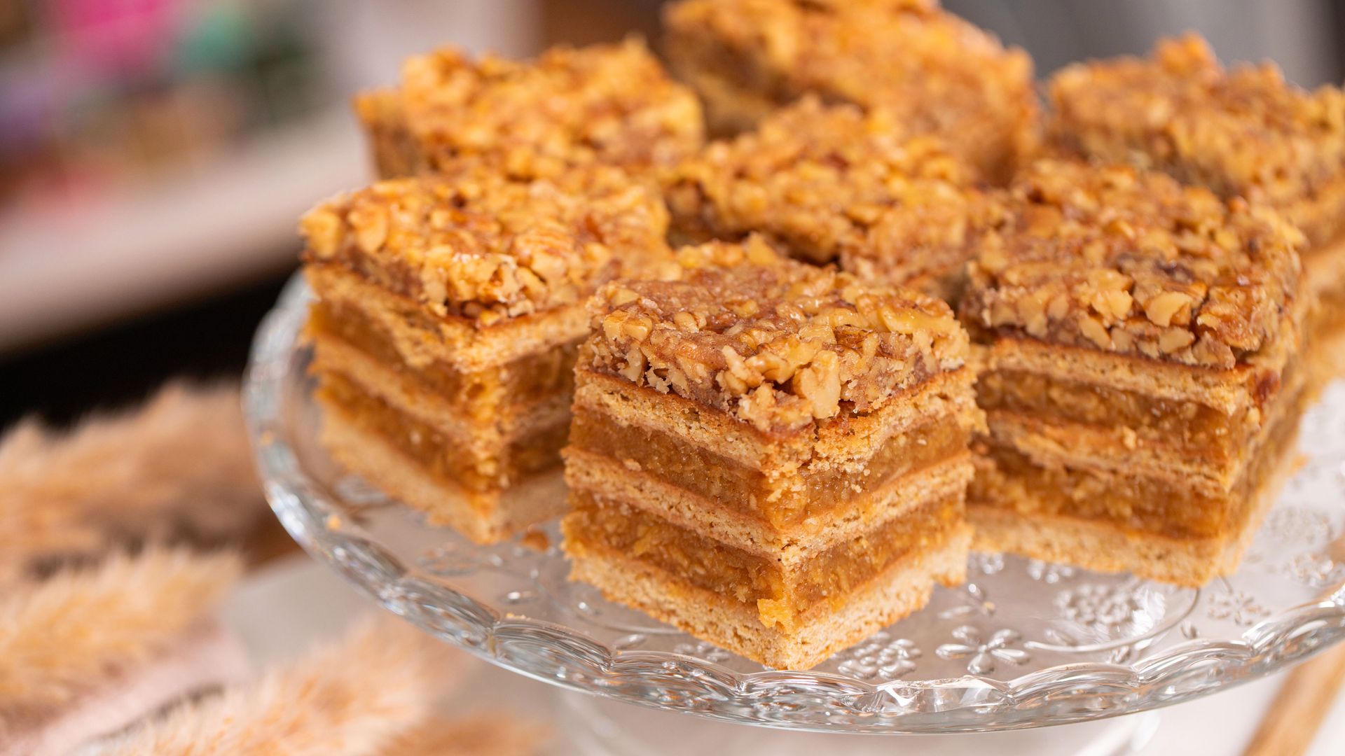 Ciasto warstwowe orzechowa szarlotka. Nie może go zabraknąć w jesiennym menu