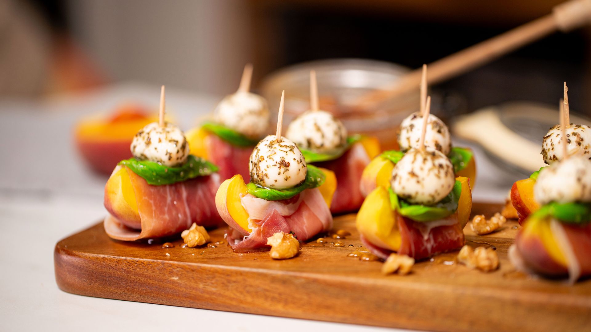 Na wykałaczki nabijam kulki, owoce i szynkę. Zapomnisz o koreczkach z kabanosów