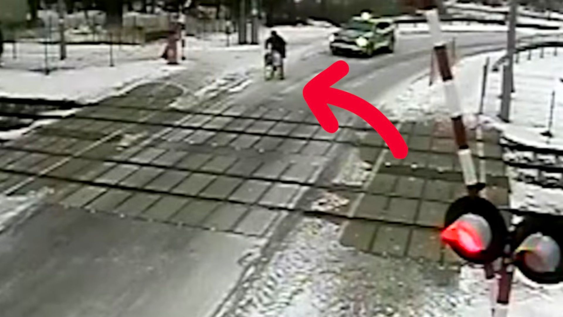 Sceny na przejeździe. Rowerzysta ruszył na czerwonym przed policją