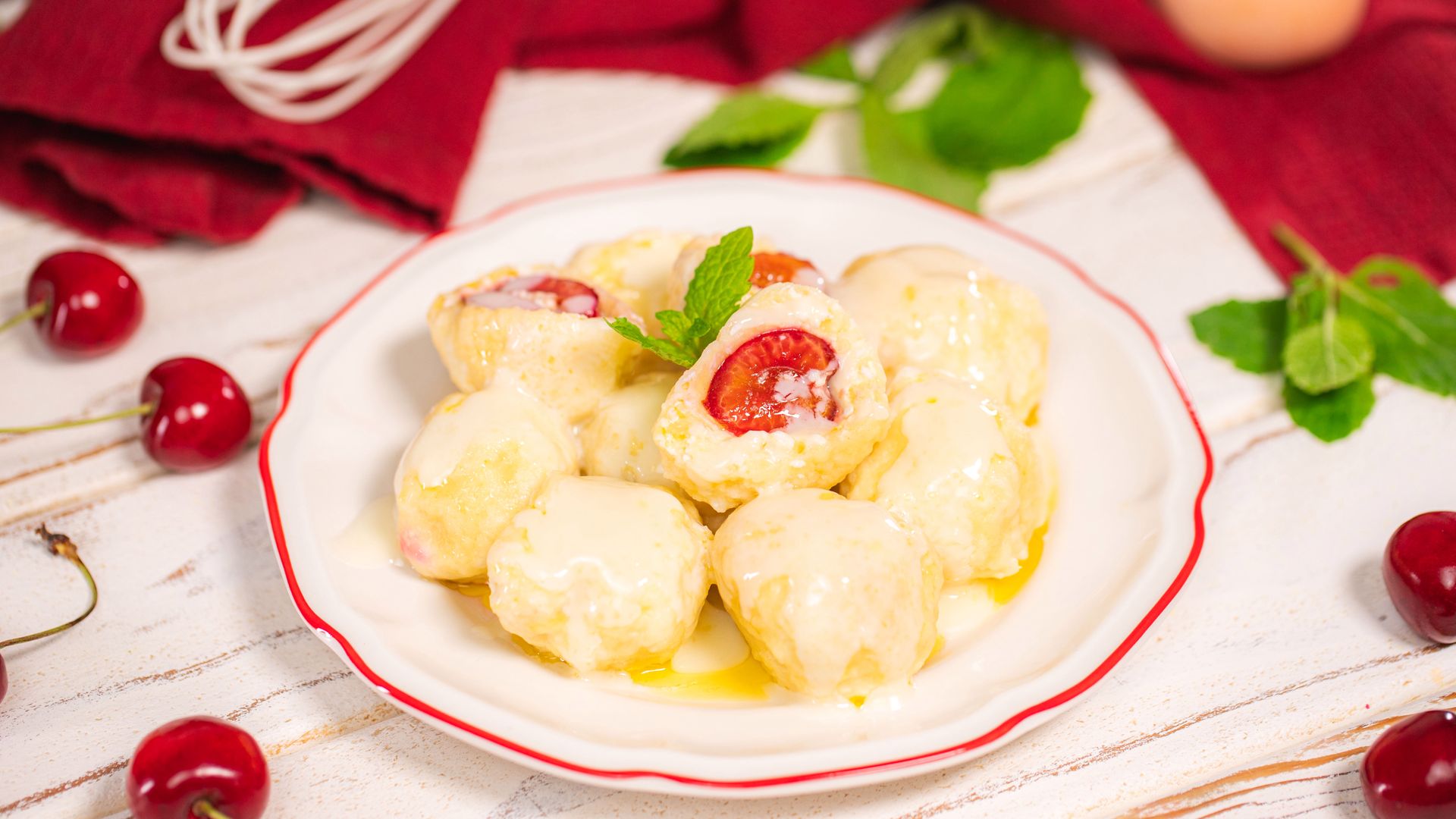 W twarogowe ciasto zawijam owoce lata. 5 minut gotowania i mam obiad jak u babci