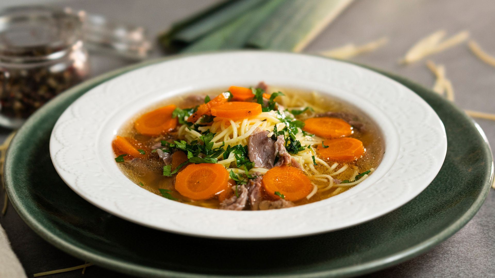 Ugotuj najlepszy rosół na gęsinie. Te proporcje mięsa do warzyw to niepodważalna tradycja