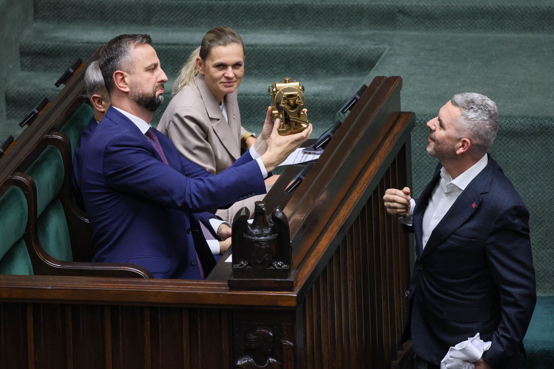 Niecodzienne sceny w Sejmie. Szef MON dostał złotą betoniarkę