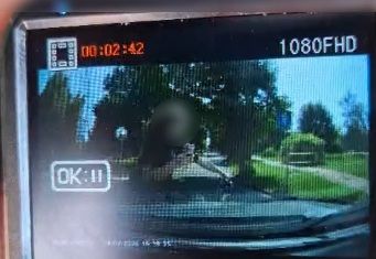 Wjechała rowerem wprost pod auto. Policja pokazała wstrząsające wideo
