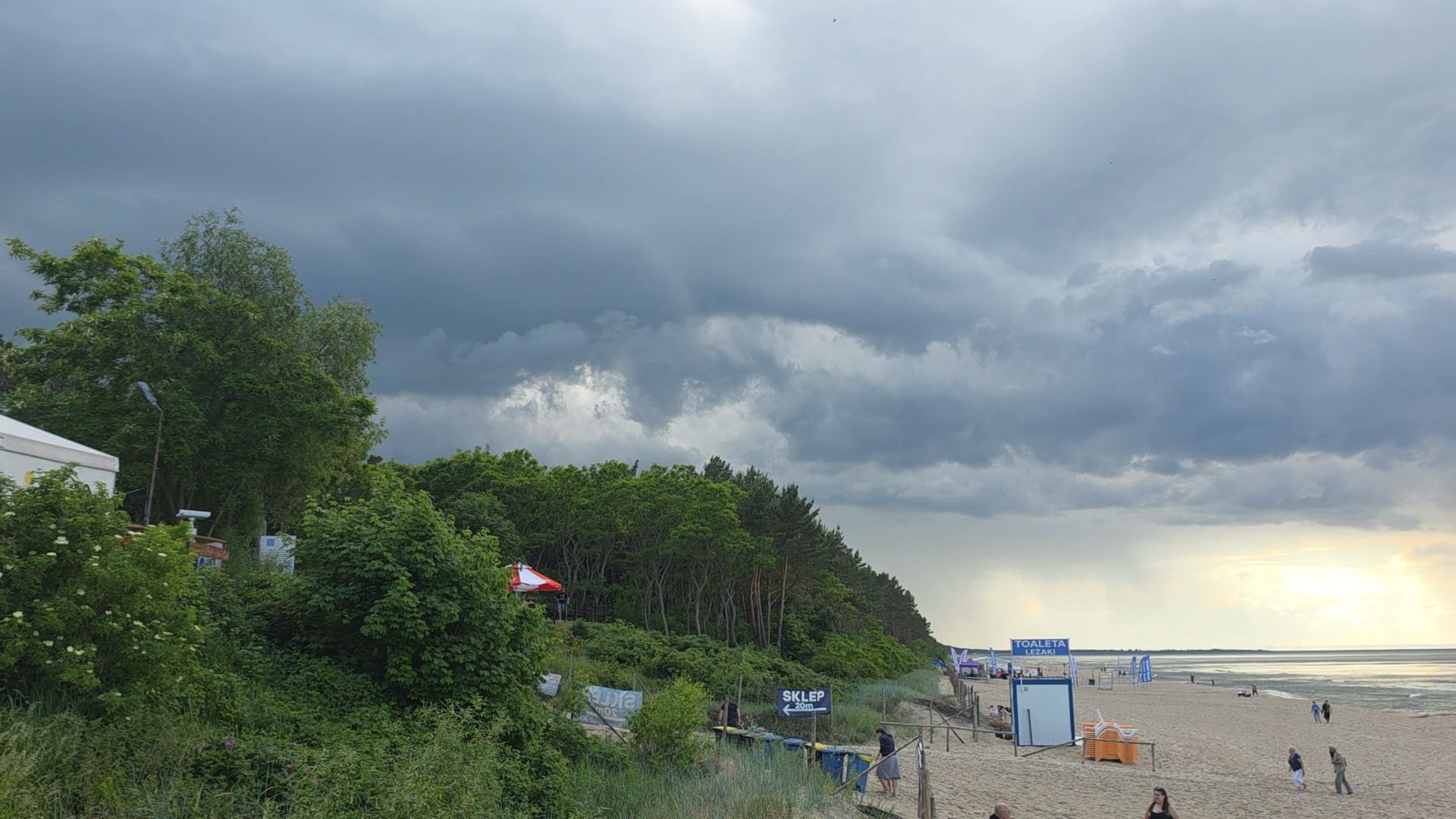 Burza, grad i błyskawice. Wideo ze Stegny. "Jak armageddon"