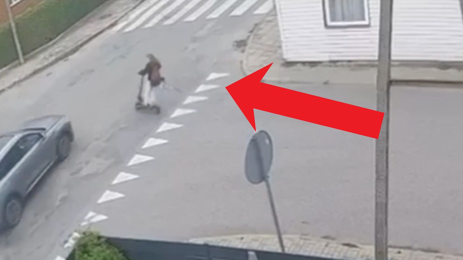 Nastolatka jechała hulajnogą. Samochód nie zwolnił. Jest nagranie