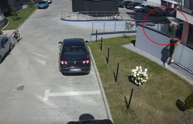 Dziecko spadło z balkonu. Uratowali je sąsiedzi. Jest nagranie