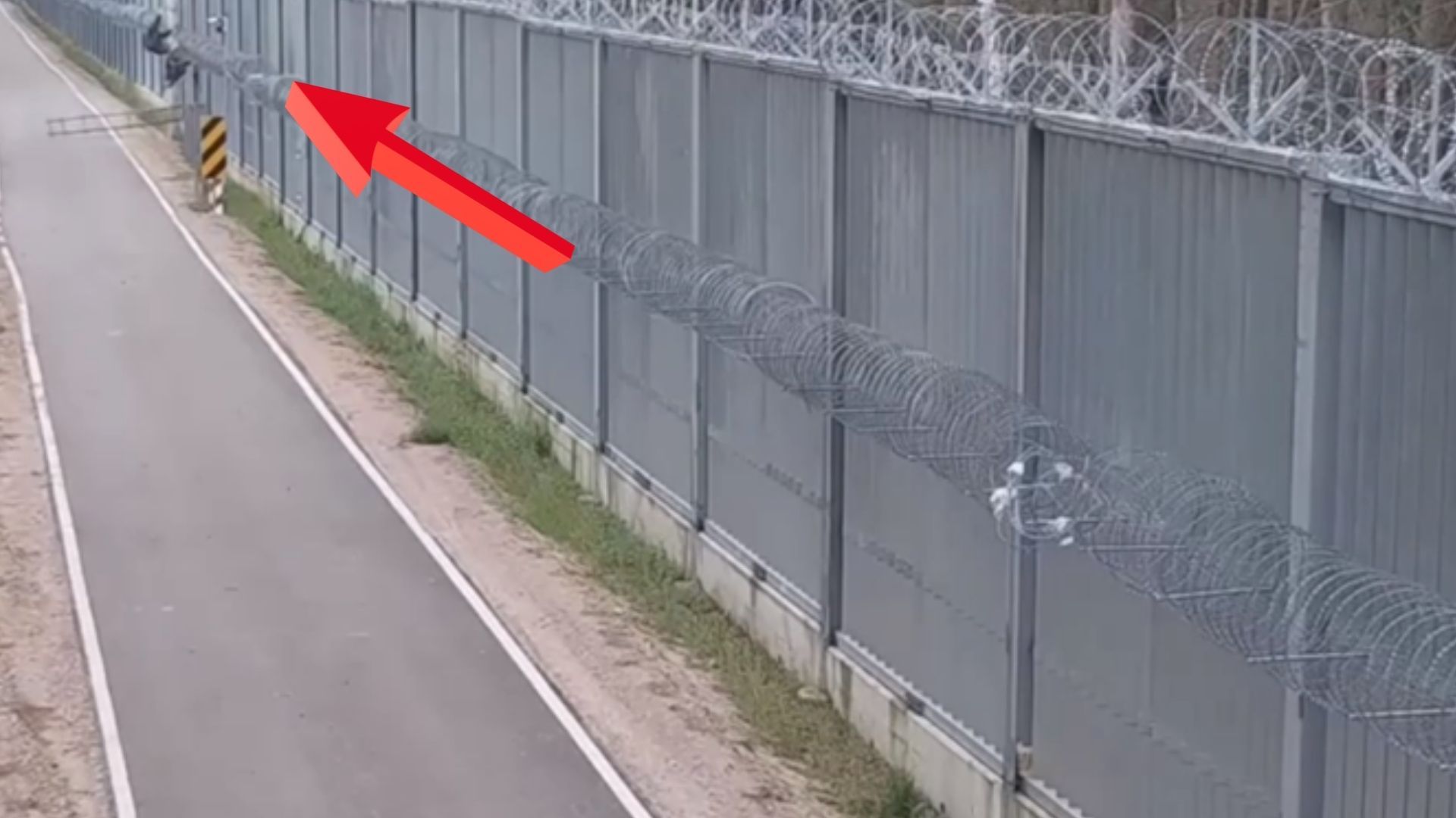 Sceny na granicy. Tak migranci przeszli przez ogrodzenie