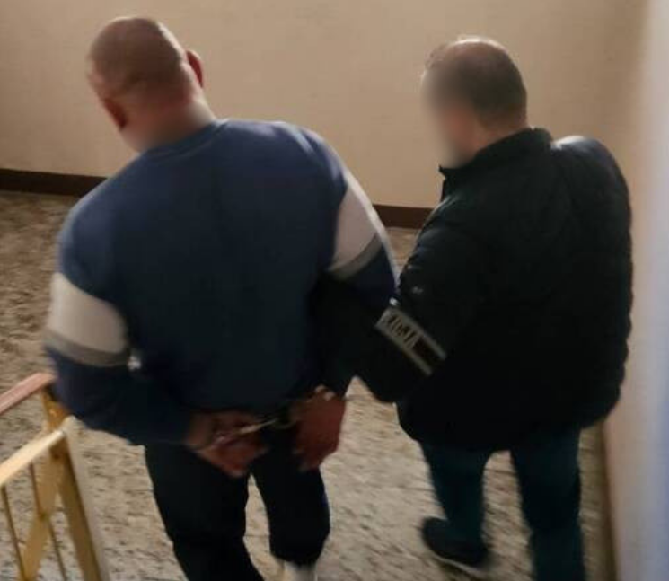 Zatrzymali go łowcy głów. W kajdankach wyznał miłość ukochanej