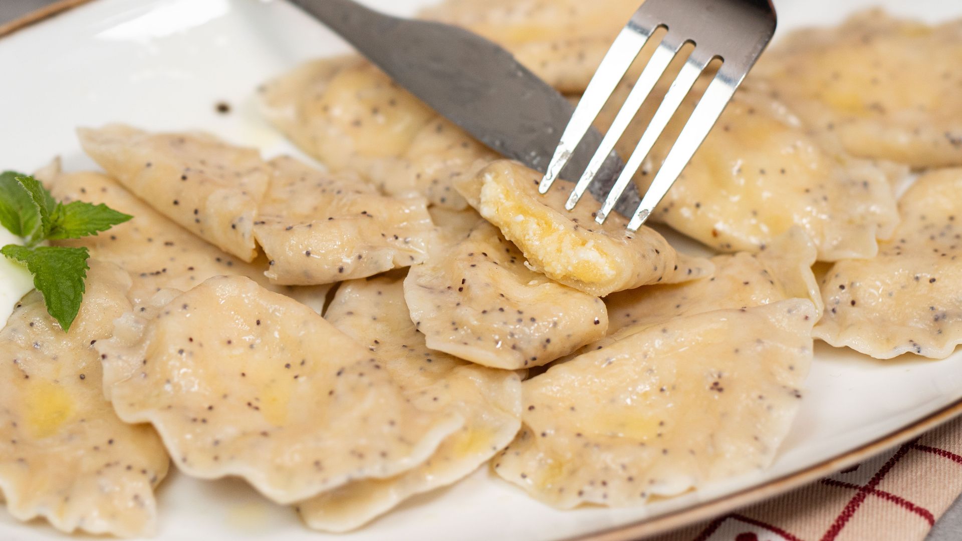 Przepis dnia na piegowate pierogi z serem i jabłkiem. Inne wersje przestaną się liczyć