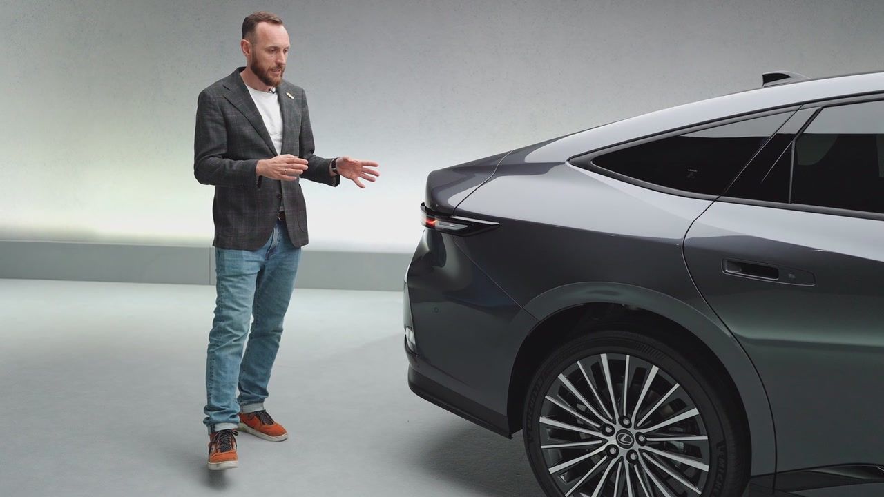 Pierwszy kontakt z Lexusem ES: przedłużony w standardzie