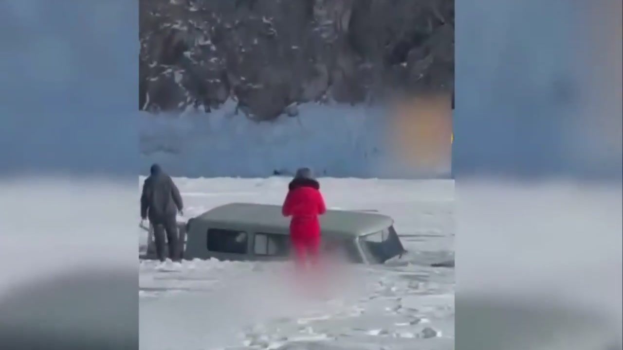 Wstrząsające nagranie z Rosji. Bus zatonął pod lodem