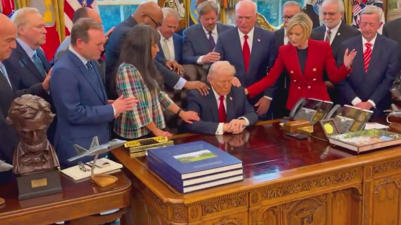 Kuriozalne sceny w Gabinecie Owalnym. Pastorzy MAGA modlili się za Trumpa
