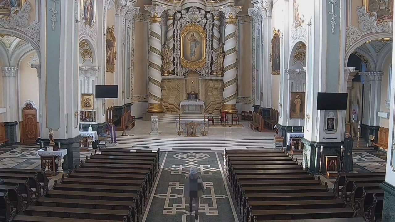 Szokująca scena. Wszedł do kościoła i ruszył do ołtarza