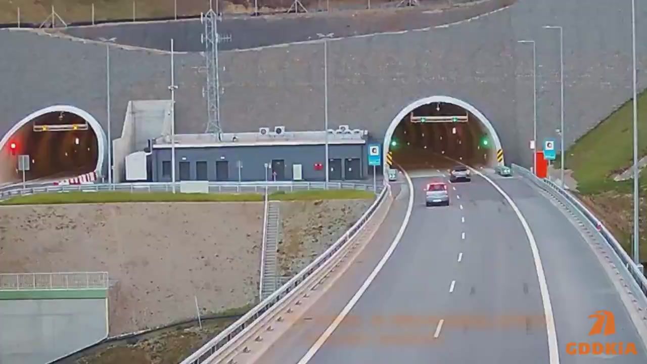 Szokujące nagranie z S1. Kierowca zawraca tuż przed tunelem