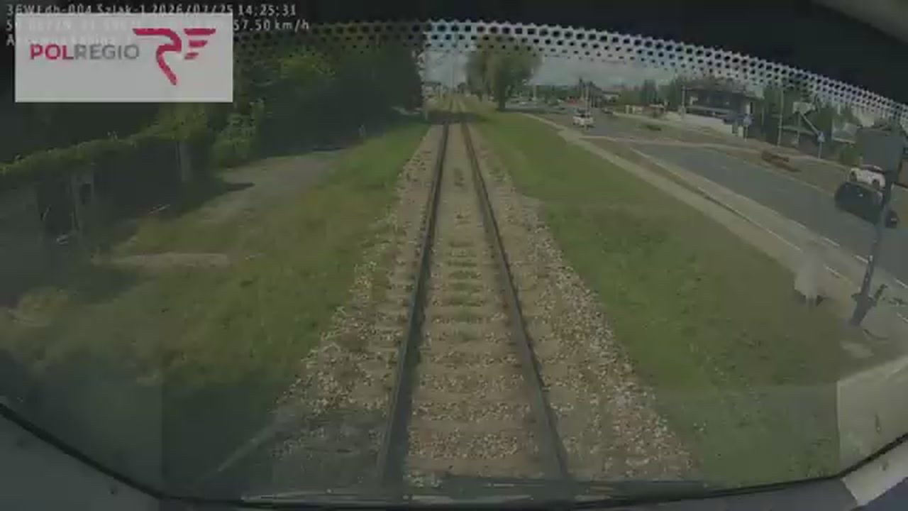 Sekundy od tragedii. Mężczyzna na hulajnodze zderzył się z pociągiem