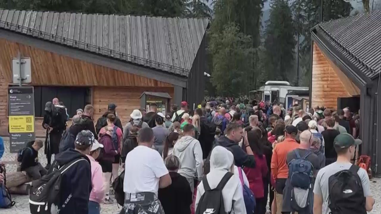 Tłumy na szlakach, śliskie skały i kolejki. TPN ostrzega turystów