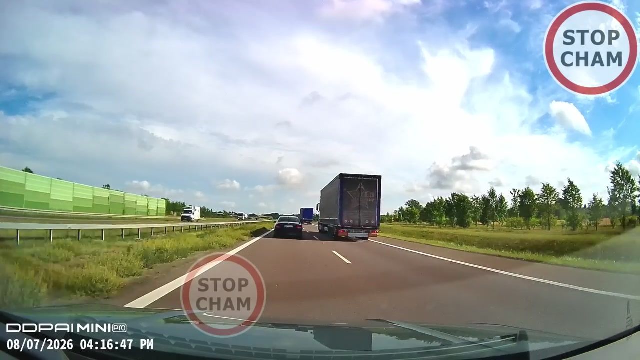 Starszy mężczyzna na środku drogi ekspresowej. Jest nagranie