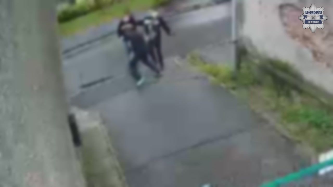 Pobili 14-latka za szalik. Policja pokazała nagranie z rozboju