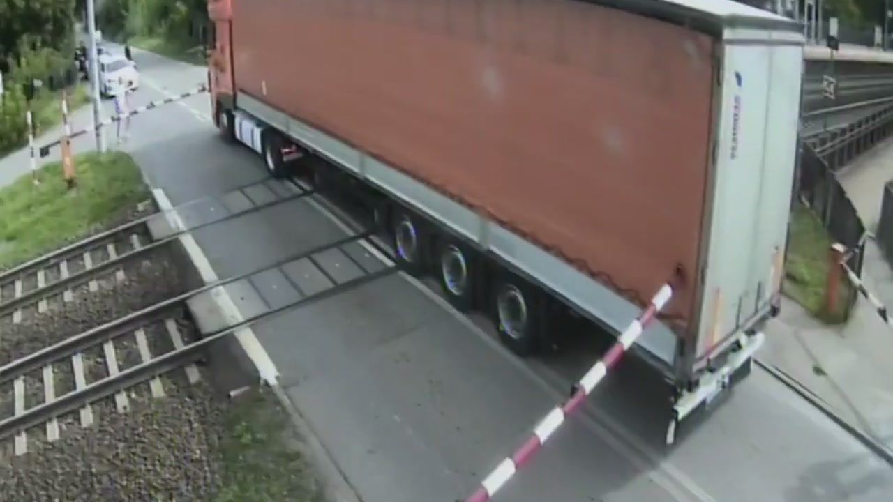 Pociąg Intercity zmiótł ciężarówkę. Jest nagranie z monitoringu
