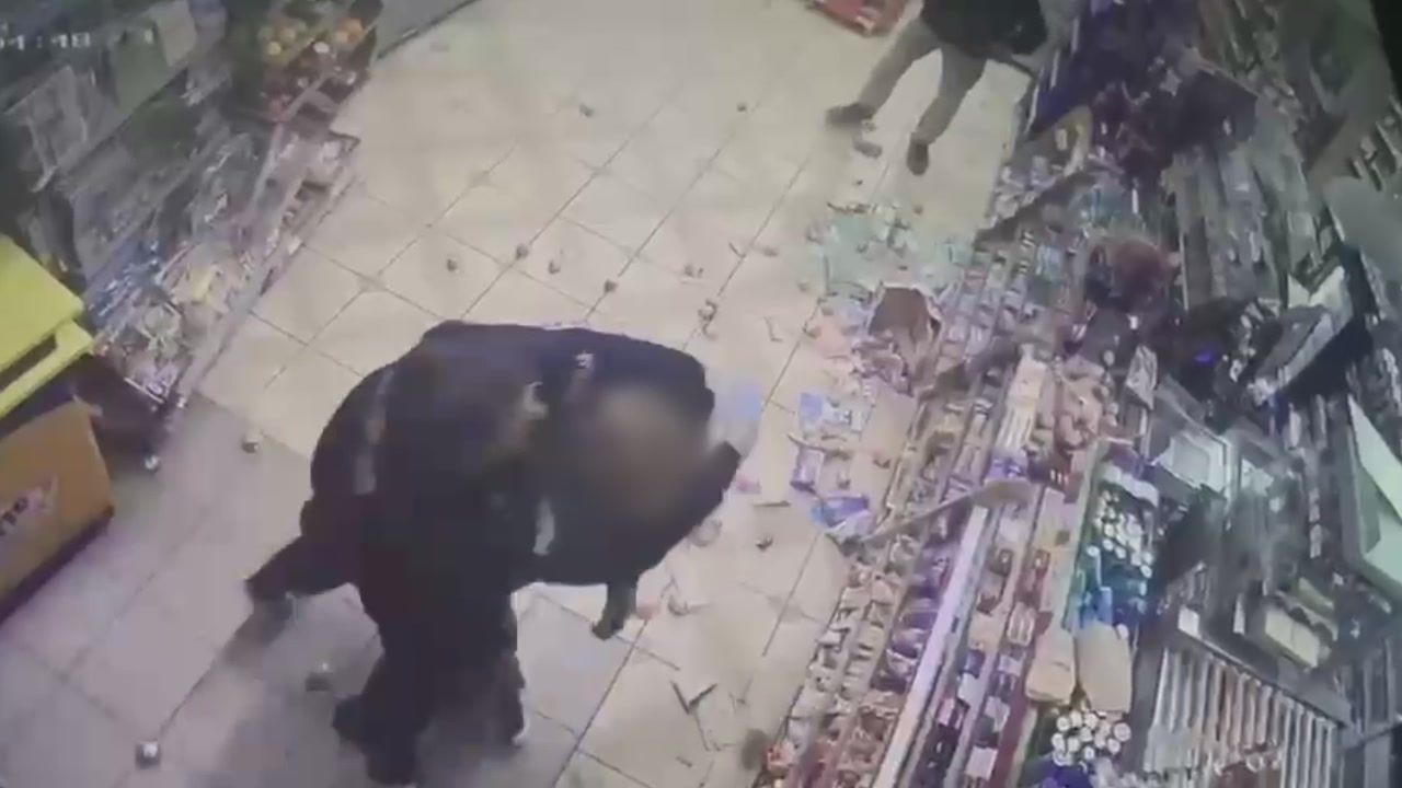 Totalna demolka w sklepie. Policja pokazała wideo z furiatem w akcji