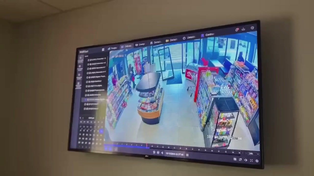 Taranowała auta na stacji paliw. Mamy nagranie z monitoringu